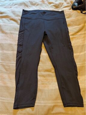 Fabletics Powerhold Black Capri Leggings with Side Pockets and Mesh Detail Sz XL